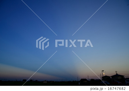 酷暑の夕刻、西の空の反薄明光線・天割れ 16747682