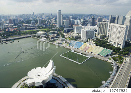 シンガポール　サンズ・スカイパークから見下ろすマリーナエリア 16747922