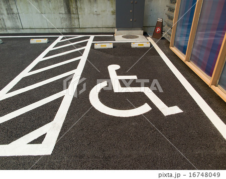 車イスマークの付いた駐車スペース 車イスマークの付いた駐車スペース 16748049
