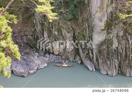 天龍峡、龍角峯直下の龍神社船（長野県飯田市） 16748096