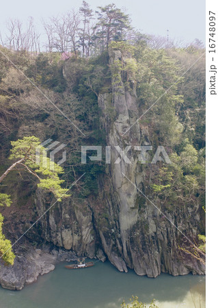 天龍峡の巨岩、龍角峯の全形（長野県飯田市） 16748097