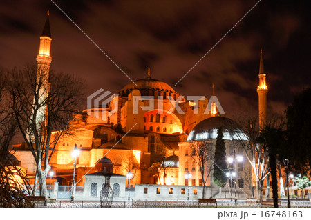 トルコ・イスタンブル　アヤソフィアの夜景 16748163