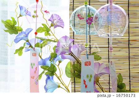 夏の窓辺の風鈴と朝顔とスダレの写真素材 [16750173] - PIXTA