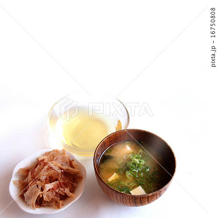 お味噌汁と鰹節とかつおだし 16750808