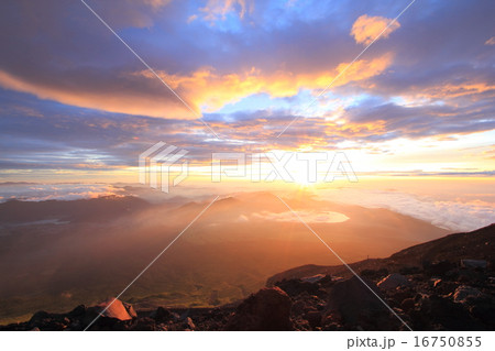 富士山からの御来光（吉田ルート登山道八合目付近より） 16750855