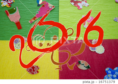 折り紙と切り絵による正月イメージ 折り紙と切り絵による正月イメージ 16751379