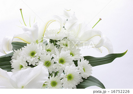 百合とスプレーマムのアレンジ(横 部分 上向き) 百合とスプレーマムのアレンジ(横 部分 上向き) 16752226