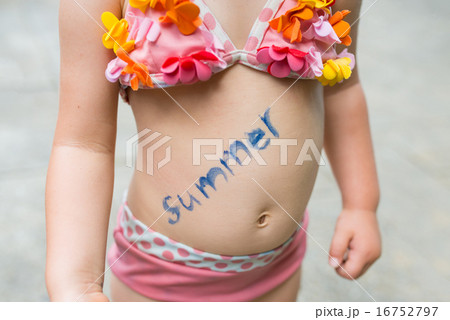 お腹にSummerと書いた女の子 16752797