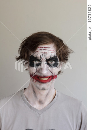 Halloween face painting 16752829