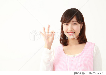 エプロンをした若い女性 エプロンをした若い女性 16753773