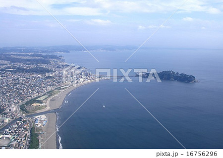 神奈川県藤沢市沖の相模湾に浮かぶ江の島と背景に三浦半島を望む 16756296