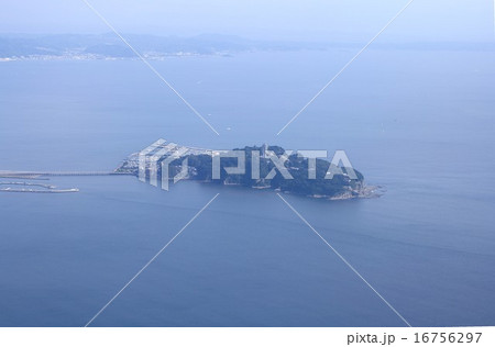 神奈川県藤沢市沖の相模湾に浮かぶ江の島と背景に三浦半島を望む 16756297