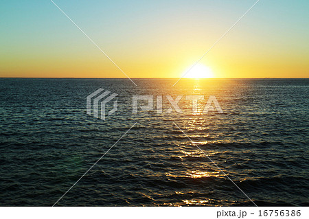 海の朝日 16756386