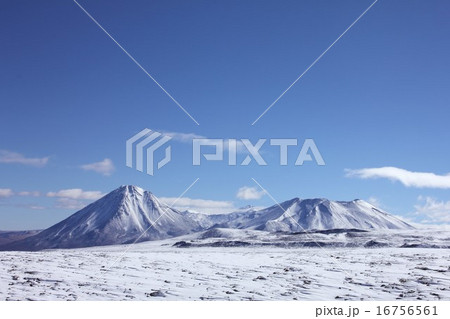 快晴の南米チリ北部、アタカマ高地の雪原から見るアンデス山脈のリカンカブール火山の絶景 快晴の南米チリ北部、アタカマ高地の雪原から見るアンデス山脈のリカンカブール火山の絶景 16756561