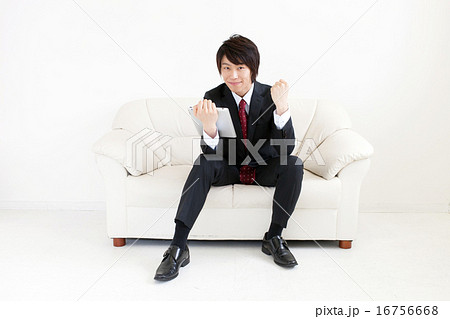 ガッツポーズ 男性 座るの写真素材