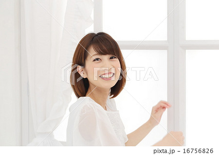 窓辺で笑う女性 16756826