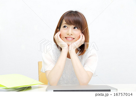 頬杖をつく女性 16757014