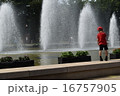 噴水で遊ぶ子供 16757905