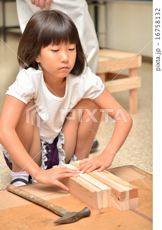 木工を楽しむ女の子 16758132