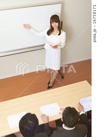 セミナーの女性講師 セミナーの女性講師 16758171