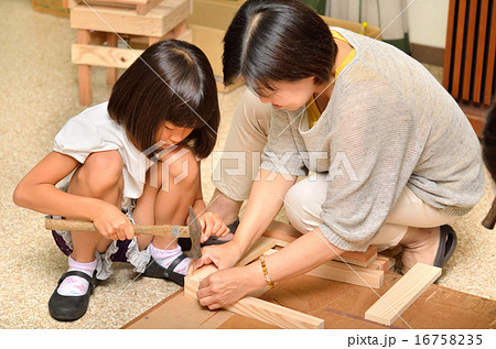 木工を楽しむ親子 16758235