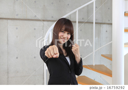 パンチする若い女性 16759292