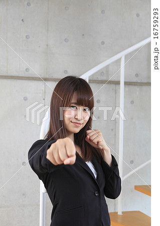 パンチする若い女性 16759293
