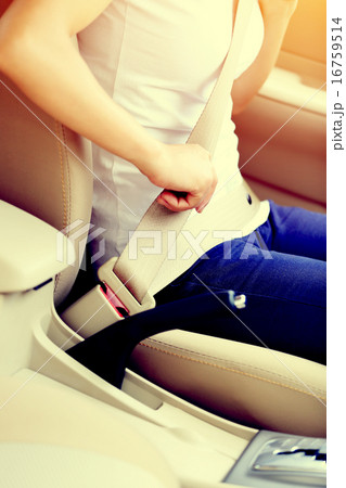 woman driver buckle up the seat belt  16759514