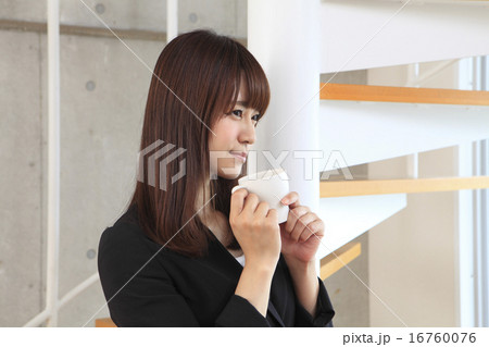コーヒーカップを持つ女性 16760076