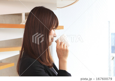 コーヒーカップを持つ女性 16760079