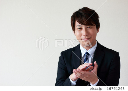 拍手 手拍子 男性 仕事 スーツ サラリーマン ビジネスマン 会社員 派遣社員 の写真素材