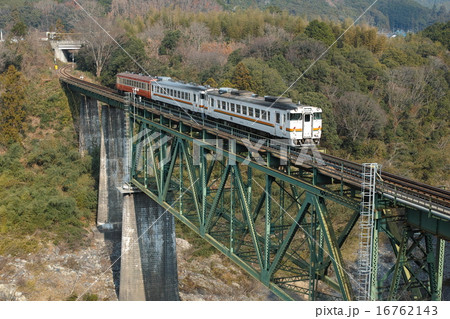 紀勢本線三瀬谷鉄橋を行くキハ40系列車 16762143