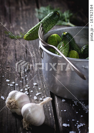 Preparation of low-salt pickled cucumbers Preparation of low-salt pickled cucumbers 16762584