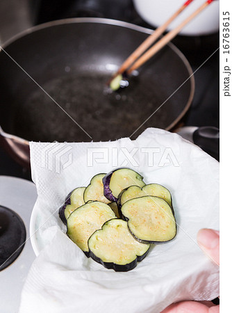 茄子の素揚げ 16763615
