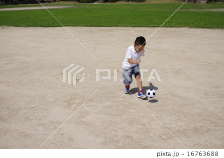 サッカーの練習 16763688