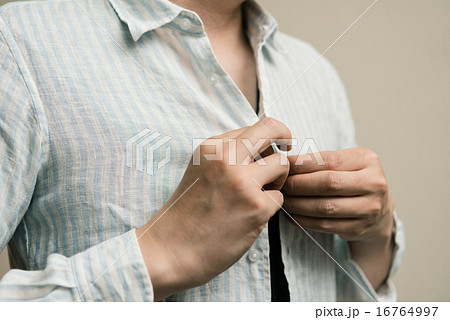 シャツを着る シャツを着る 16764997