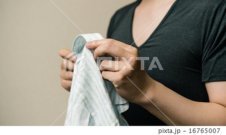 シャツを着る シャツを着る 16765007