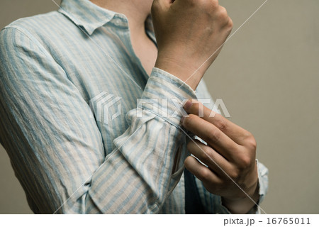 シャツを着る 16765011