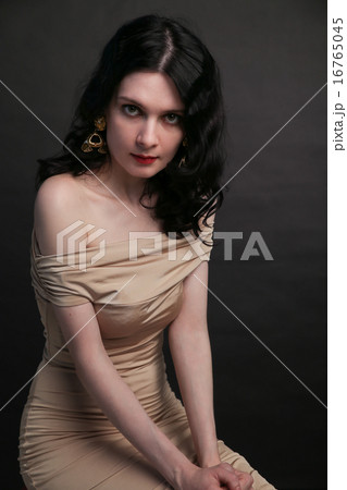 Portrait of beautiful young woman Portrait of beautiful young woman 16765045