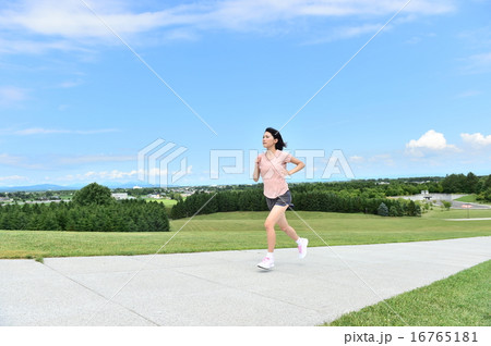 ジョキングする女性 16765181
