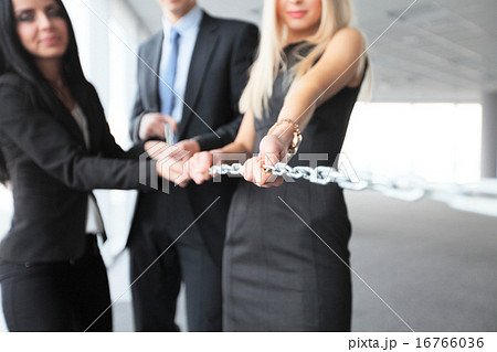 Businessmen pulling chain Businessmen pulling chain 16766036