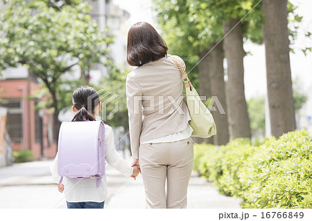 通勤する母親と小学生の女の子 通勤する母親と小学生の女の子 16766849