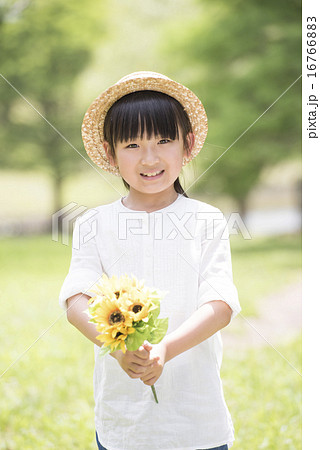 麦わら帽子をかぶった女の子 16766883