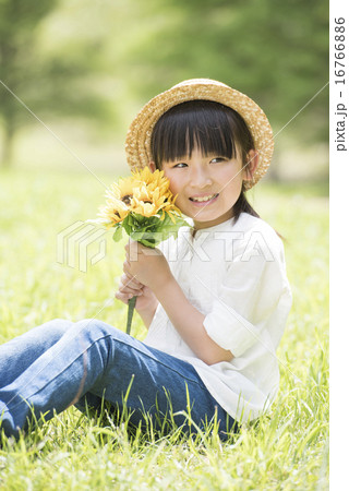 麦わら帽子をかぶった女の子の写真素材 [16766886] - PIXTA