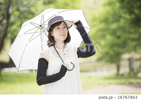 日傘をさす女性 16767863