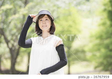 アームカバーをする女性 16767959