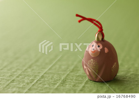 猿の人形と緑の背景 16768490