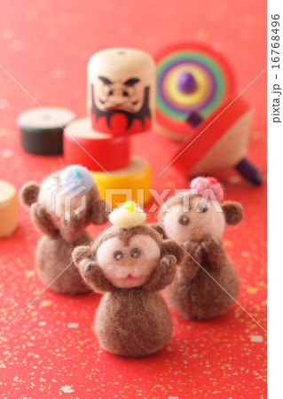 フェルトの猿と赤の背景 16768496
