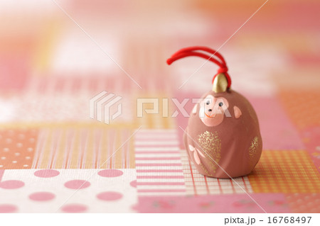 猿の人形とチェック柄の背景 16768497