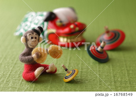 フェルトの猿と緑の背景 フェルトの猿と緑の背景 16768549